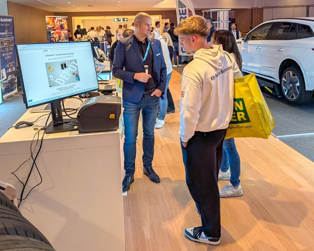 Bild 1: ATBAS auf der MSX 2025 in Hamburg Florian Schultz, Head of Sales bei ATBAS, im Austausch mit Fachbesuchern auf der MSX’25